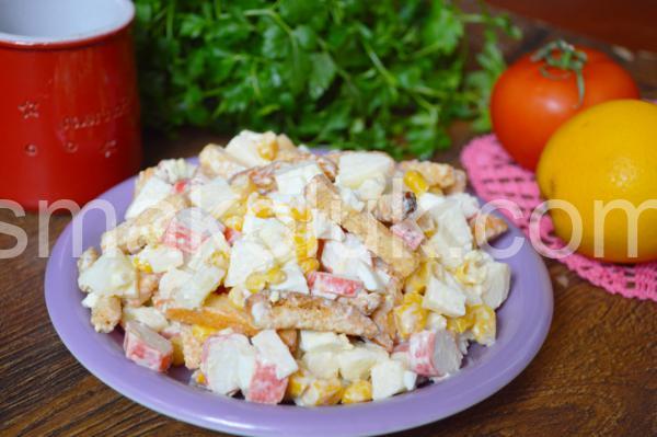 10_салат з крабовими паличками, яблуками та сухариками
