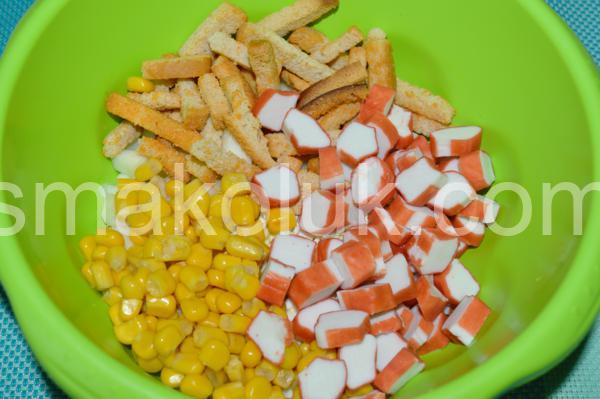 6_салат з крабовими паличками, яблуками та сухариками