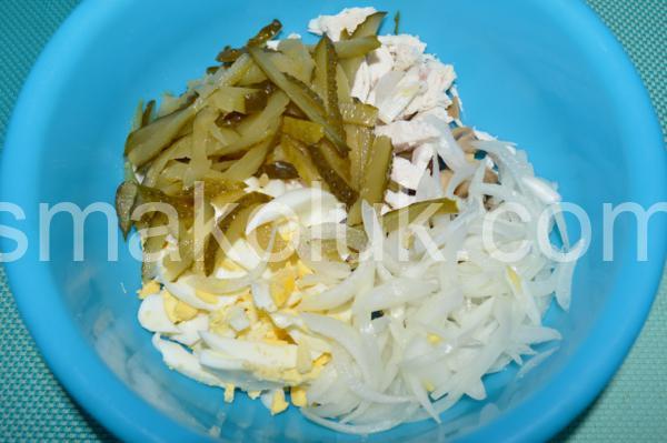 6_салат з куркою, маринованими огірками та грибами
