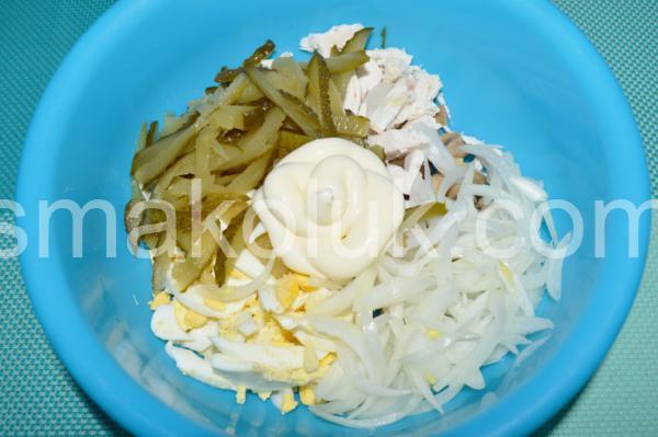 7_салат з куркою, маринованими огірками та грибами