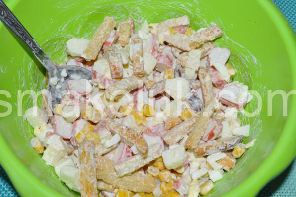 8_салат з крабовими паличками, яблуками та сухариками