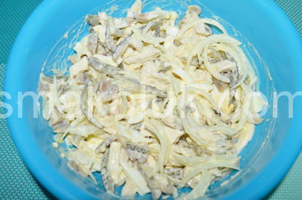 8_салат з куркою, маринованими огірками та грибами