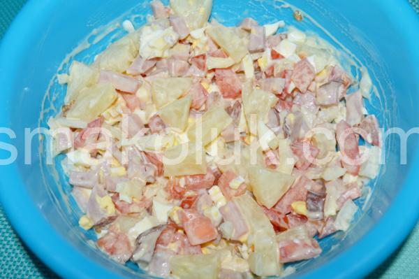 8_салат з шинкою, ананасами та помідорами
