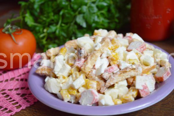 9_салат з крабовими паличками, яблуками та сухариками