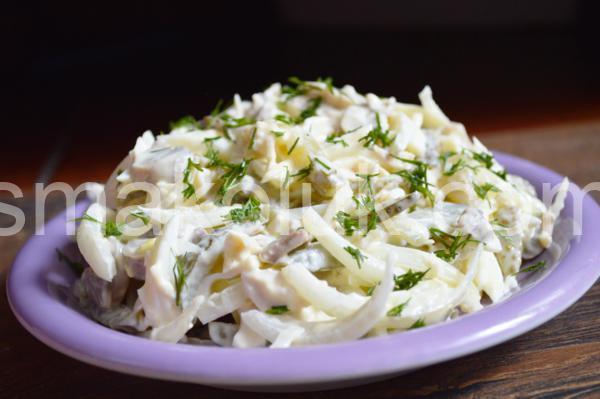 9_салат з куркою, маринованими огірками та грибами
