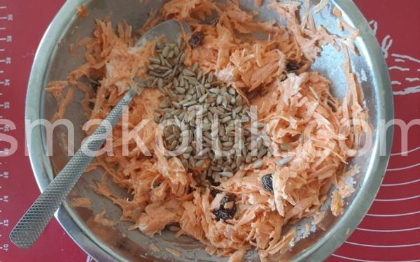 3_салат з моркви з ізюмом та насінням