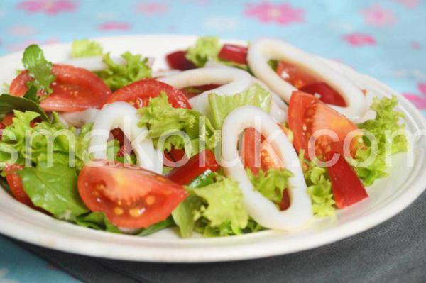 9_салат з кальмарами, помідорами та руколою