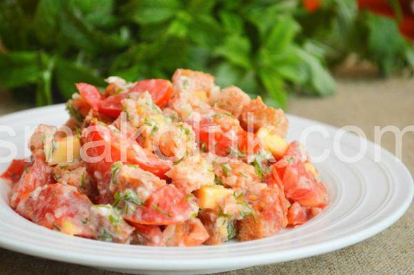 10_салат із сухариками, помідорами та сиром 