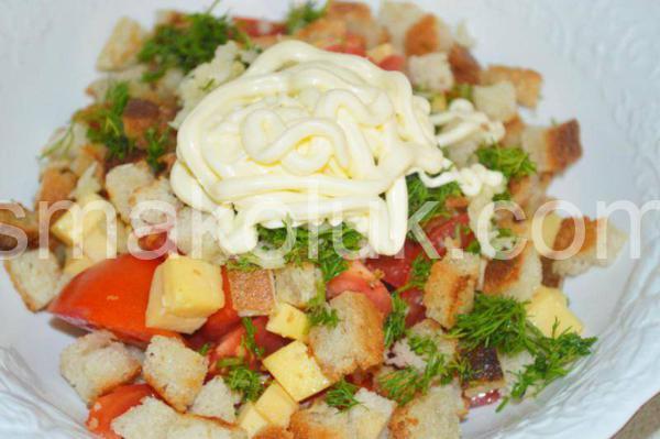 9_салат із сухариками, помідорами та сиром 