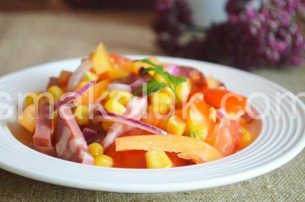10 _салат з ковбасою, кукурудзою, помідорами та перцем