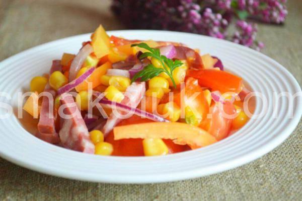 11 _салат з ковбасою, кукурудзою, помідорами та перцем