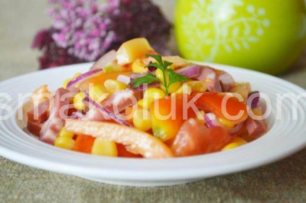 12 _салат з ковбасою, кукурудзою, помідорами та перцем