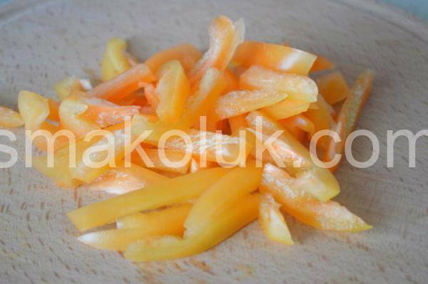 1 _салат з ковбасою, кукурудзою, помідорами та перцем