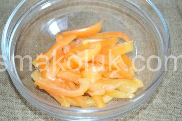 2 _салат з ковбасою, кукурудзою, помідорами та перцем
