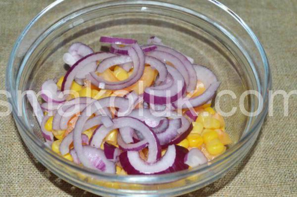 5 _салат з ковбасою, кукурудзою, помідорами та перцем