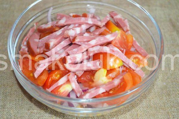 8 _салат з ковбасою, кукурудзою, помідорами та перцем