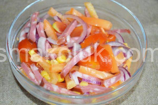 9 _салат з ковбасою, кукурудзою, помідорами та перцем