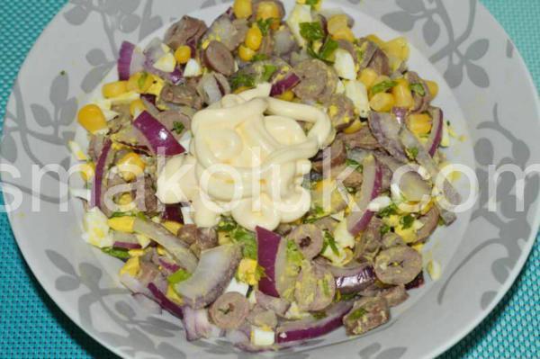 салат із курячих сердець з маринованою цибулею та кукурудзою 10_салат із курячих сердець з маринованою цибулею та кукурудзою