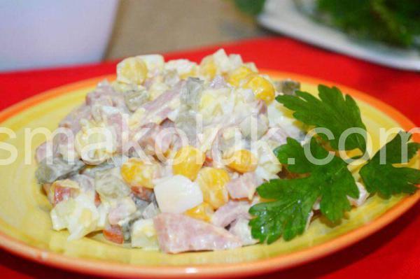 11_салат з шинкою, кукурудзою та маринованими огірками
