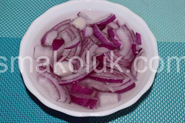салат із курячих сердець з маринованою цибулею та кукурудзою 3_салат із курячих сердець з маринованою цибулею та кукурудзою