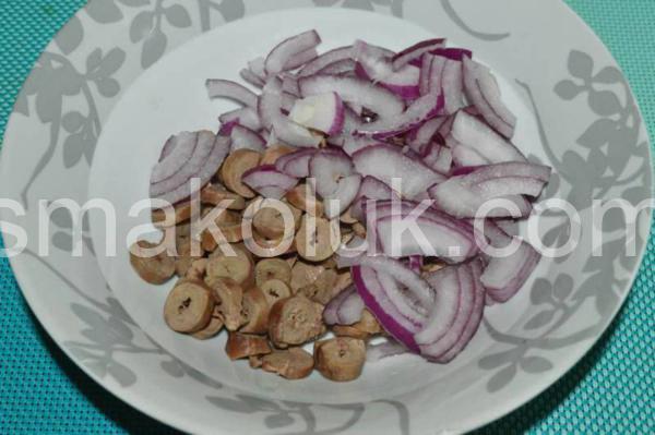 салат із курячих сердець з маринованою цибулею та кукурудзою 5_салат із курячих сердець з маринованою цибулею та кукурудзою