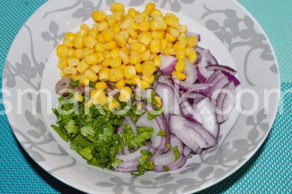 салат із курячих сердець з маринованою цибулею та кукурудзою 6_салат із курячих сердець з маринованою цибулею та кукурудзою